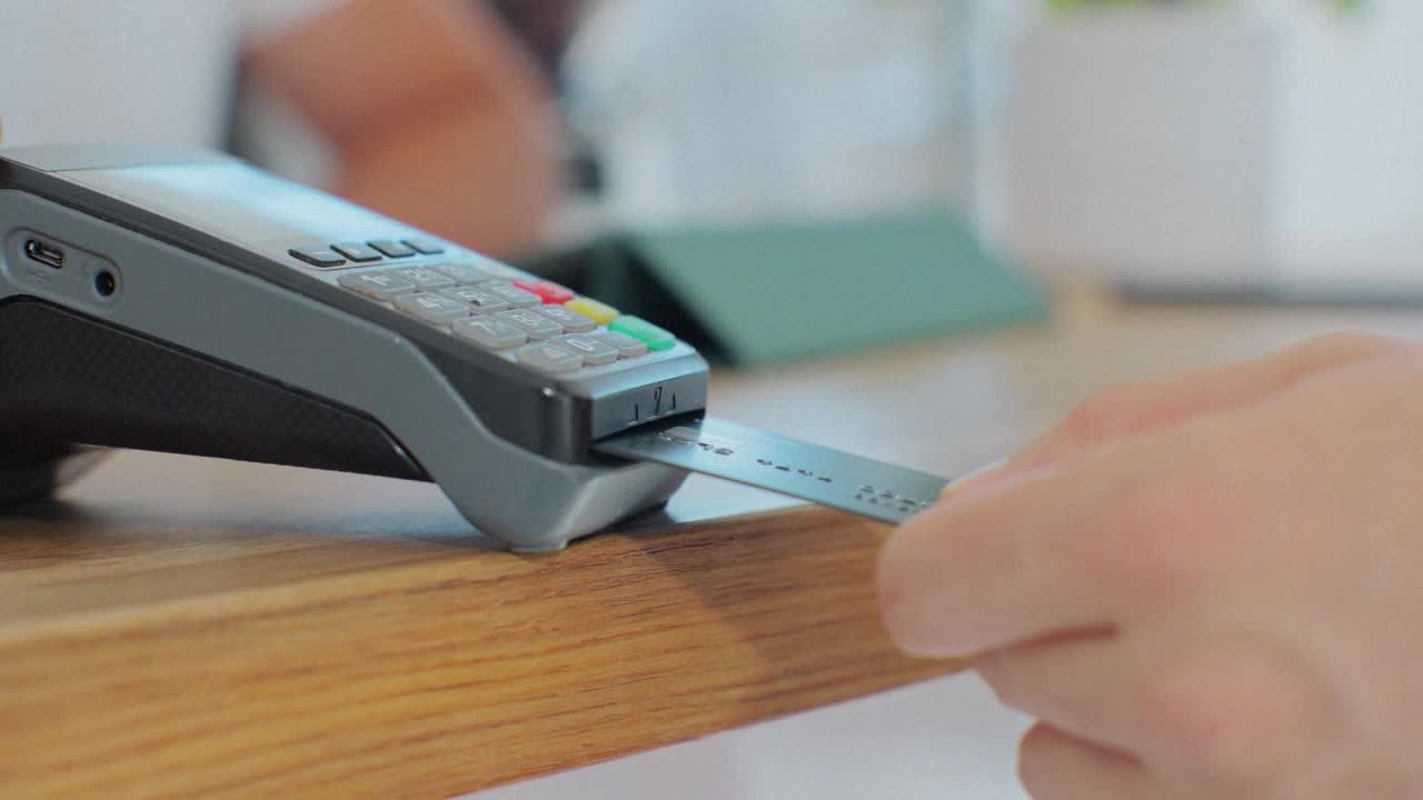 Avoiding fees when holiday shopping — Prior Lake Business news